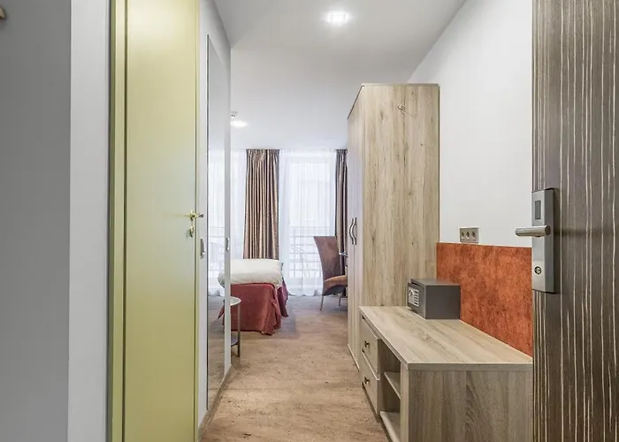 Hof מלון דירות 4*